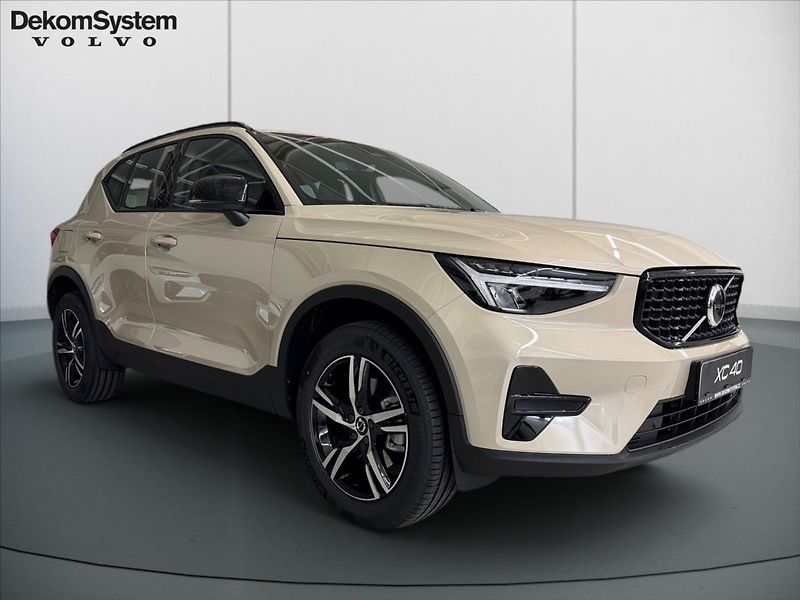 Volvo XC40 (2026) 2,0  B3 Plus Dark 1975 - fotka 2 z 15