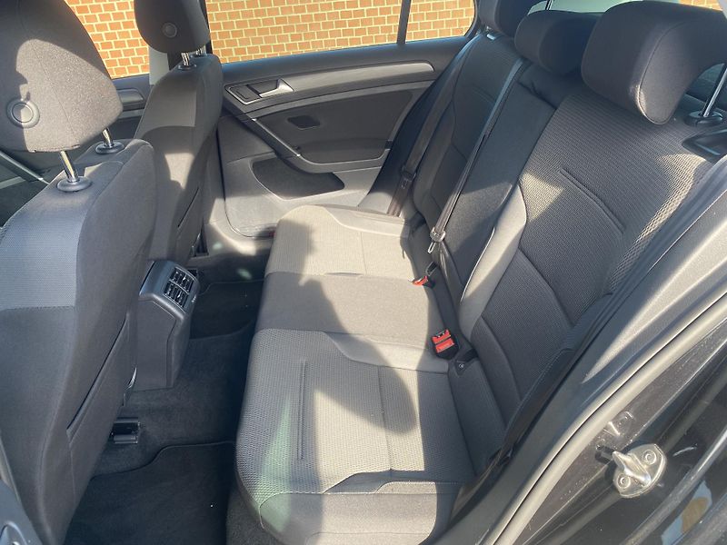 Volkswagen Golf 1.6TDi,PLNÁ VÝB.SUPER STAV!! - fotka 39 z 48