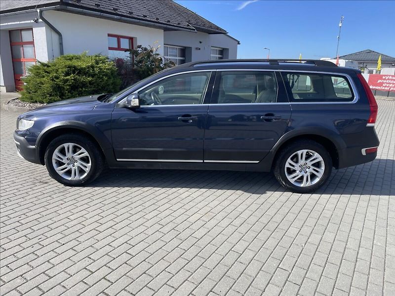 Volvo XC70 2,4 D4 AWD Geartronic Polar 13 - fotka 2 z 30