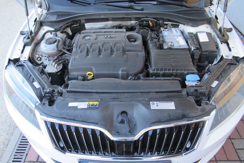 Škoda Superb 2.0 TDI DSG L&K TAŽNÉ - fotka 39 z 41