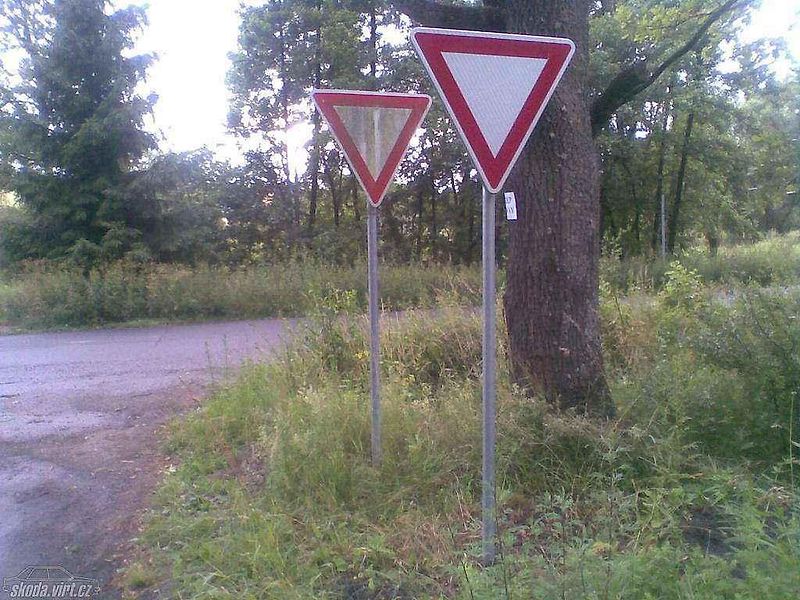 Kuriózní a vtipné značení na českých silnicích.