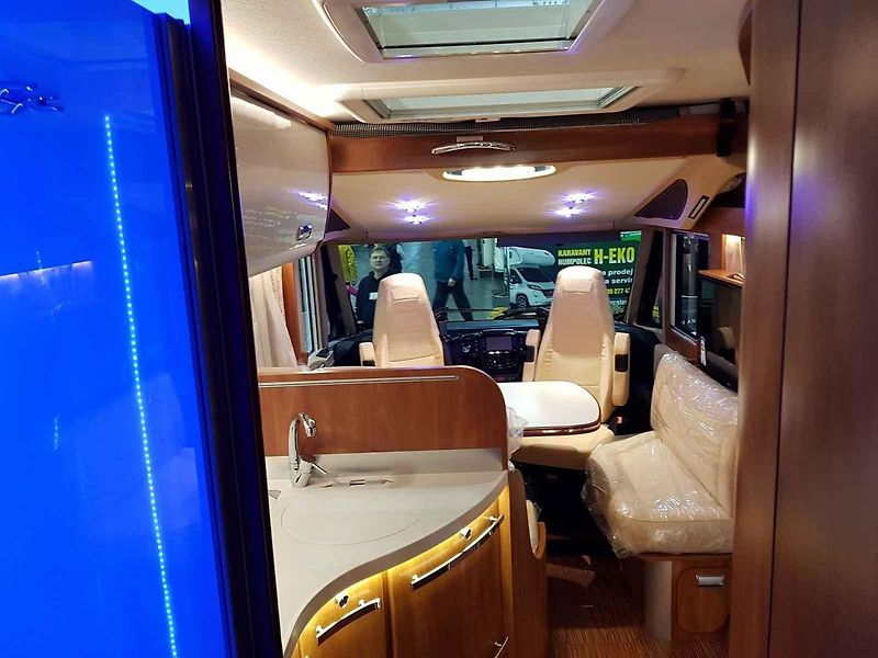 Jeden z nejhezčích vozů na výstavě si hned našel svého majitele. Na modelu Dethleffs Globetrotter XLi 7850-2 s nápadným lakem za čtyři miliony korun byla přilepena cedulka „prodáno“.