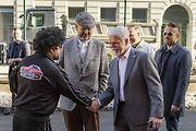 Prezident české epubliky Petr Pavel se zdraví s účastníky Czech Oldtimer Expressu 2026.