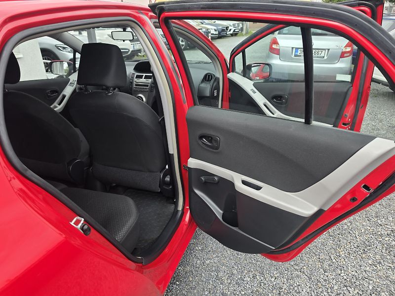 Toyota Yaris 1.0 VVTI Klimatizace  - fotka 11 z 16