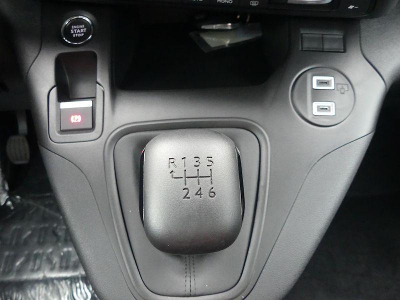 Citroën Berlingo (2026) 30 LET Petrol 110k Manual - fotka 16 z 23