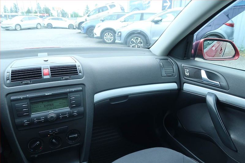 Škoda Octavia (2004) 1.6, Serv.kniha, nová STK - fotka 8 z 14