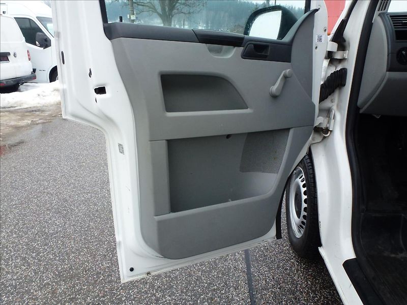 Volkswagen Transporter 2,0 TDi 9 míst - fotka 13 z 36