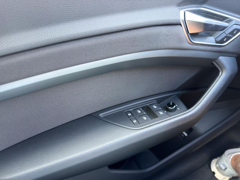 Audi e-tron (2023) 55 300KW 21 ALU  - fotka 12 z 27