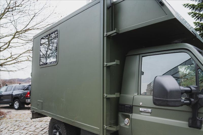 Toyota Land Cruiser 4,0 - nástavba -  long  GRJ79 - fotka 5 z 7