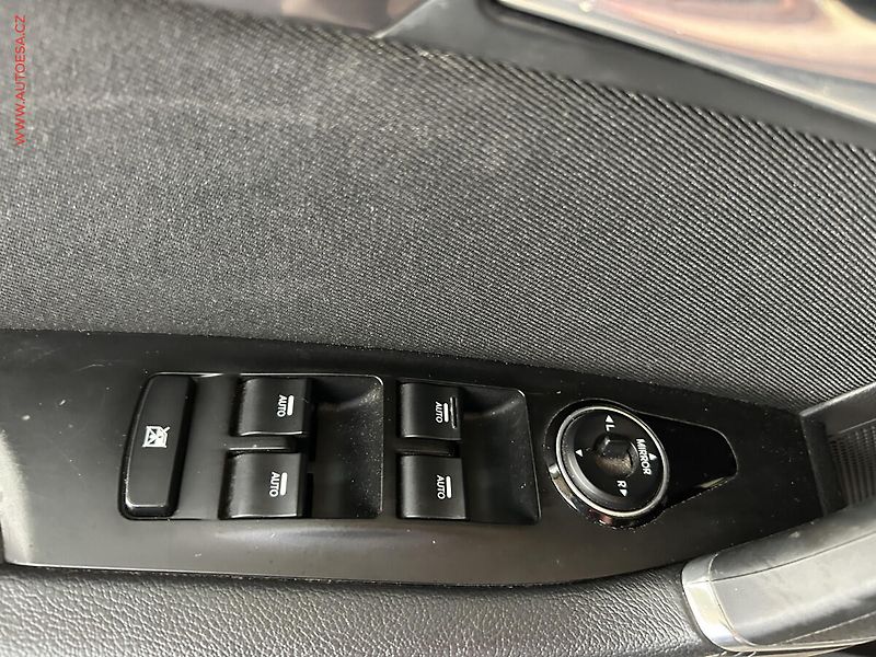 Hyundai i40 (2012) 1.6 GDI, AC, výhřev sed. - fotka 11 z 17