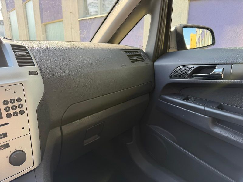 Opel Zafira 1,6 16V 7- místný + pneu  - fotka 23 z 24