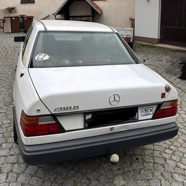 Mercedes-Benz 124 (1989) - fotka 1 z 8