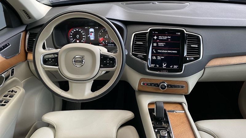 Volvo XC90 MOMENTUM PRO, B5 AWD, 184+10 k - fotka 12 z 30