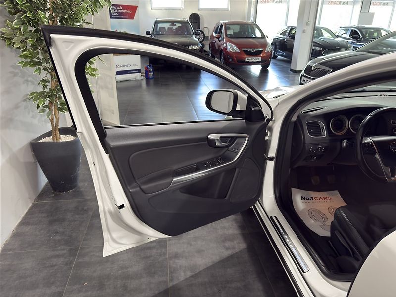 Volvo S60 1,6   T3 SUMMUM XENON BLIS - fotka 6 z 33