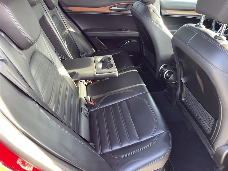 Alfa Romeo Stelvio 2,0 Turbo 280k Q4 AT8 4x4 Tažn - fotka 12 z 30