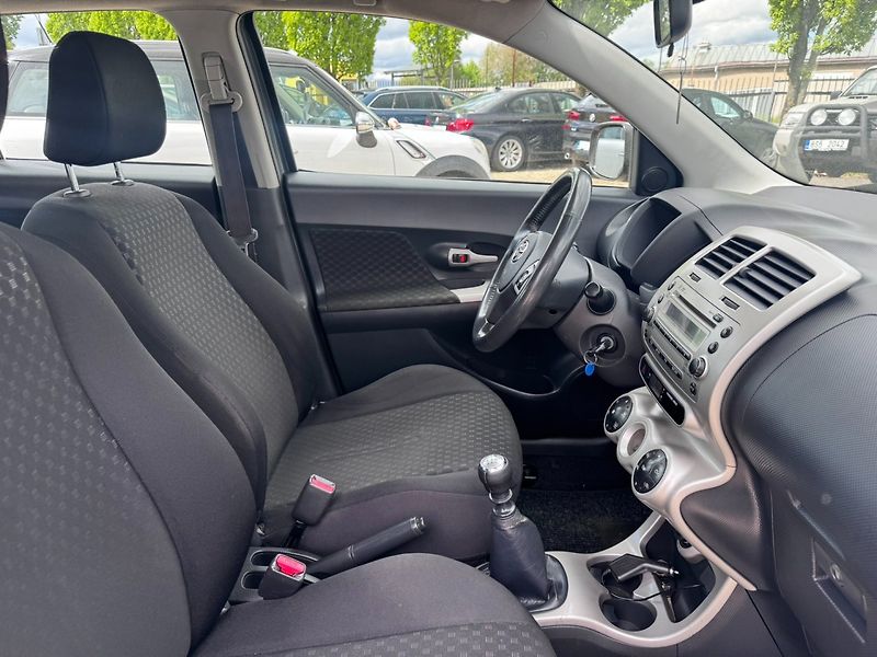 Toyota Urban Cruiser (2010) 1,3i 74 KW SPOJKA STK - fotka 38 z 45