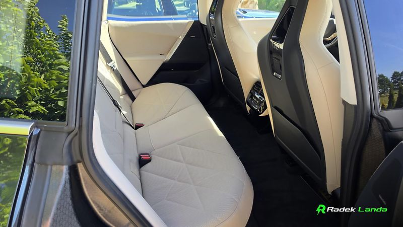 BMW iX (2022) xDrive40 Edition - fotka 12 z 14