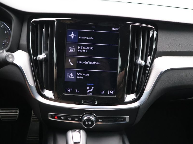 Volvo V60 2,0 T5 184kW Drive-E R-Design - fotka 23 z 34