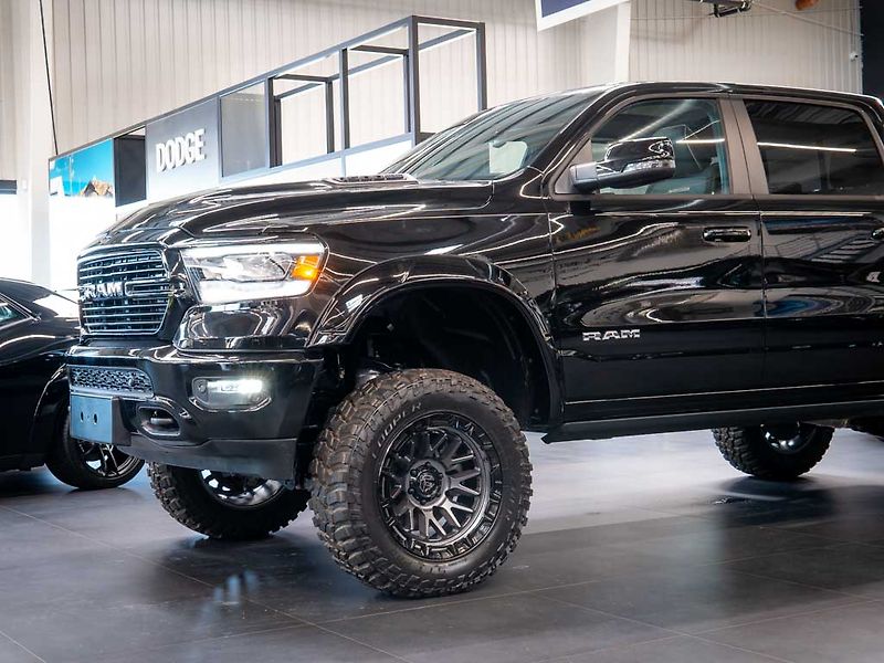 Dodge RAM (2025) 5.7 V8 Laramie 6 LIFT LPG - fotka 12 z 40