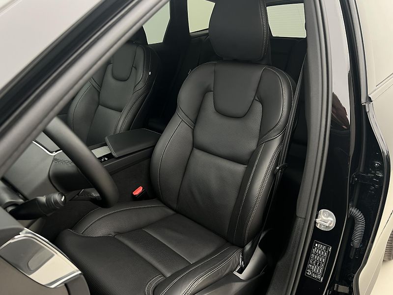 Volvo XC60 B5 AWD DARK PLUS AUT - fotka 17 z 45