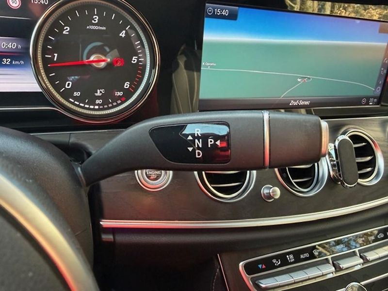 Mercedes-Benz Třídy E E 220D 4MATIC, AMG PAKET - fotka 20 z 35