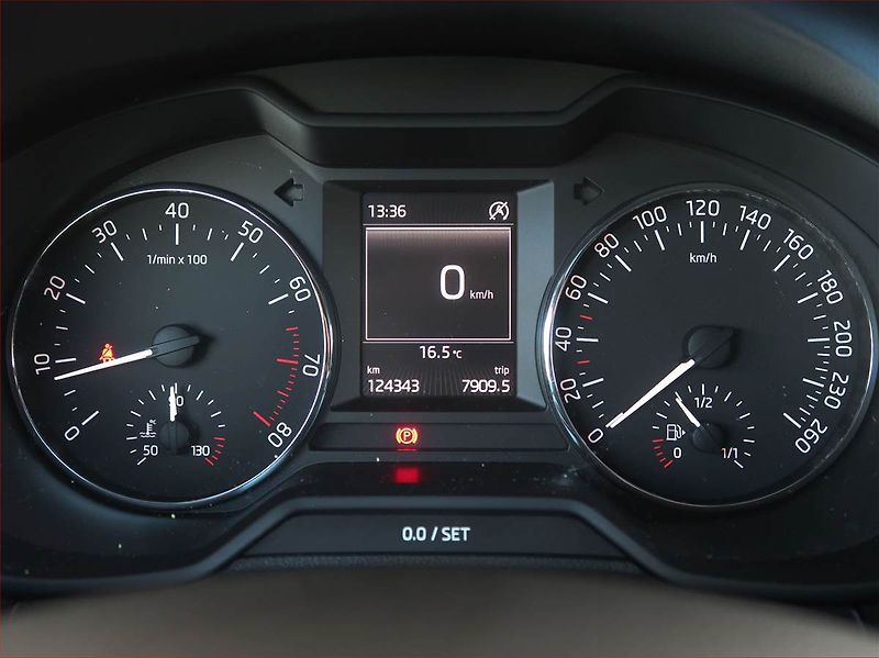 Škoda Octavia (2013) 1.8 TSI, Tempomat - fotka 11 z 17