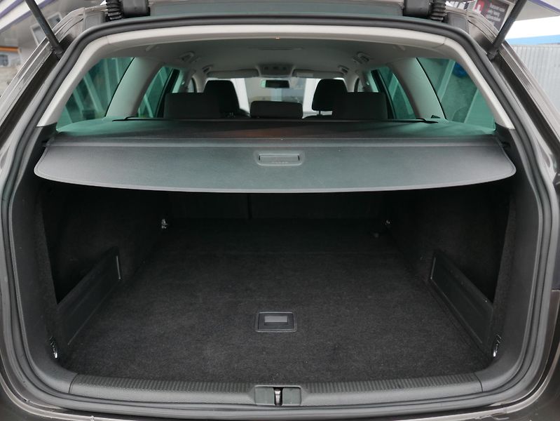 Volkswagen Passat 1,6 TDI 77kW Kombi - fotka 13 z 38