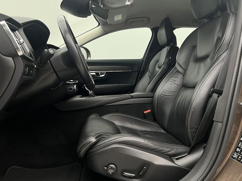 Volvo V90 CC D5 AWD PRO CZ 1. maj. - fotka 3 z 44