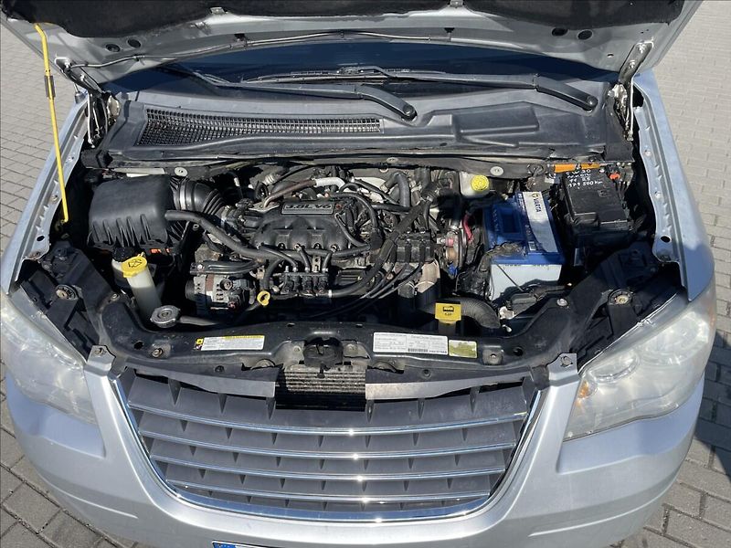 Chrysler Town & Country 3,8 i V6 RT LPG Automat 7míst - fotka 29 z 34