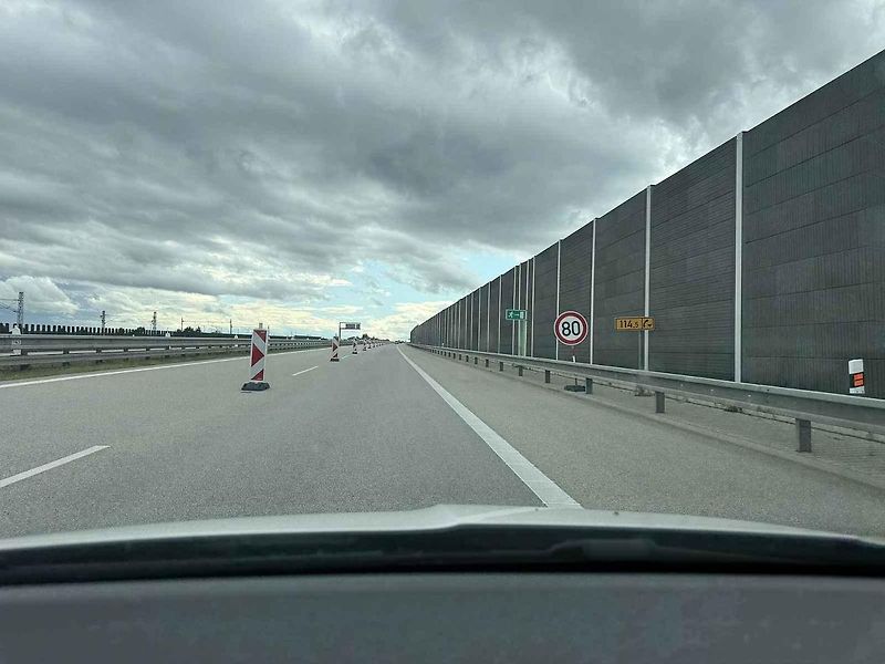 Mobilní zábrany už několik týdnů zpomalují řidiče na D3.