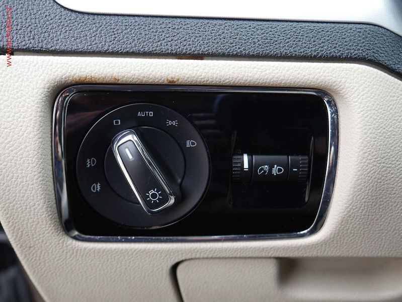 Škoda Superb (2012) 2.0TDi, AT, autoAC - fotka 17 z 20