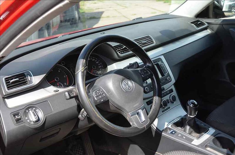 Volkswagen Passat (2012) VARIANT 1,6 TDI - fotka 15 z 24