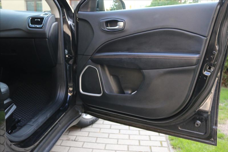 Jeep Compass 1,3 110 kW , ČR - fotka 34 z 47