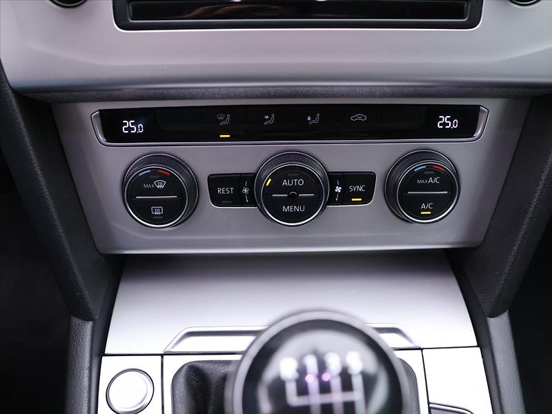 Volkswagen Passat 1,6 TDI Comfortline LED - fotka 21 z 32