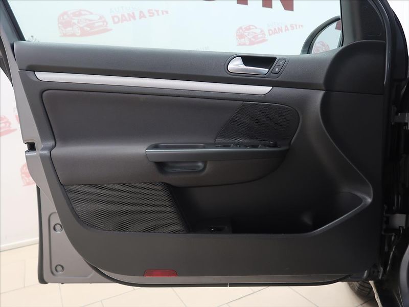 Volkswagen Golf 1,4 i Tour JEN 83500 KM! - fotka 9 z 33