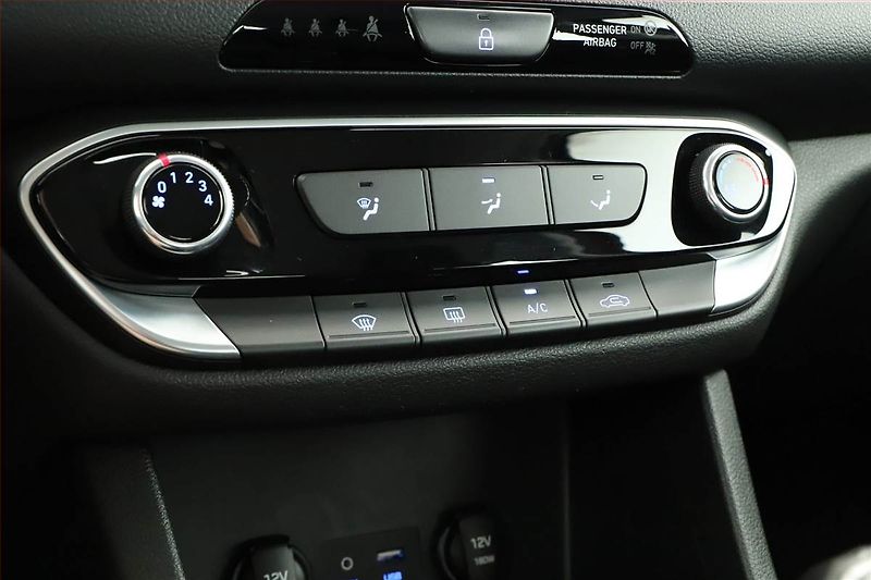 Hyundai i30 (2018) 1.0 T-GDI, Tempomat - fotka 15 z 17