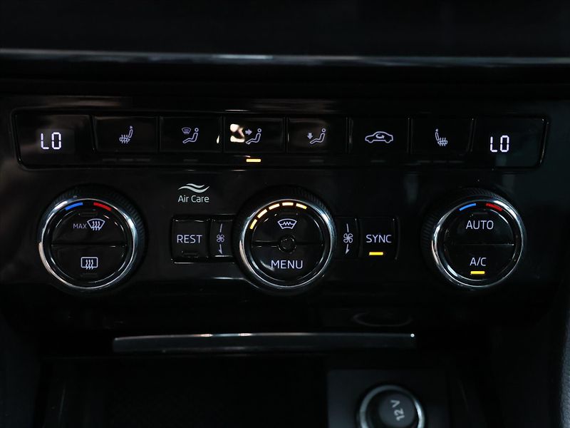 Škoda Superb 2,0 TDI 140kW DSG 4x4 CZ DPH - fotka 23 z 32