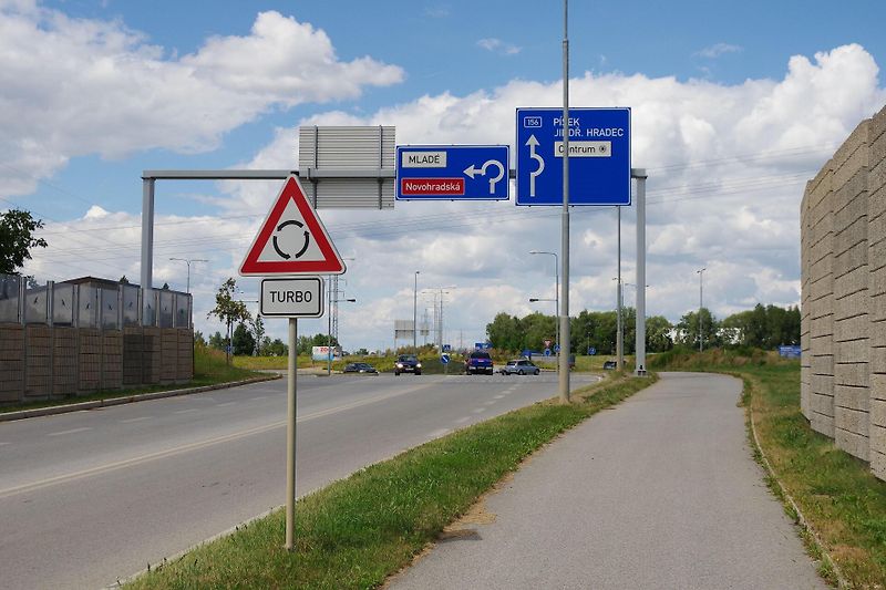 Turbookružní křižovatka u Nových Hodějovic v Českých Budějovicích.Na turbokruháči rozhoduje správná volba pruhu ještě před vjezdem. Na snímku křižovatka u Nových Hodějovic v Českých Budějovicích.