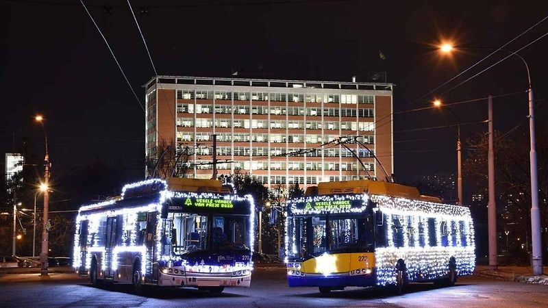 Praha má hned několik vánočních tramvají.