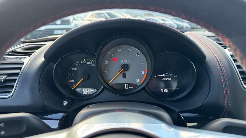 Porsche Cayman GT4 - fotka 25 z 30