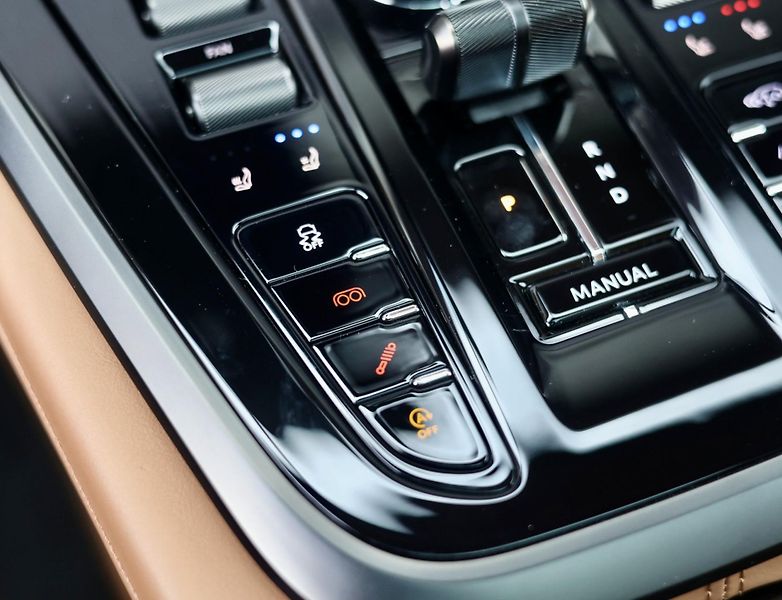 Aston Martin DBX (2025) 707, 4.0 V8 707PS Minotaur  - fotka 42 z 54