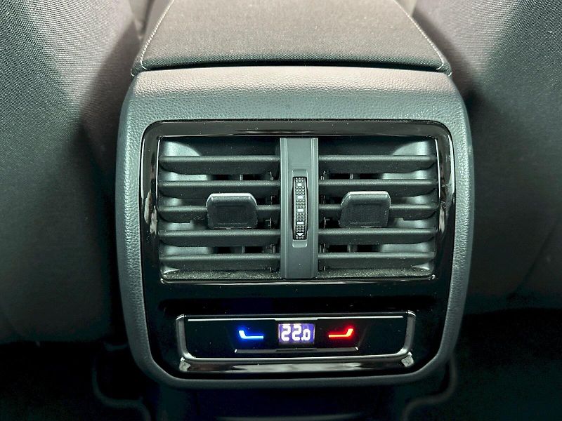 Volkswagen Passat (2022) Business 2.0 TDI 110kW - fotka 23 z 30