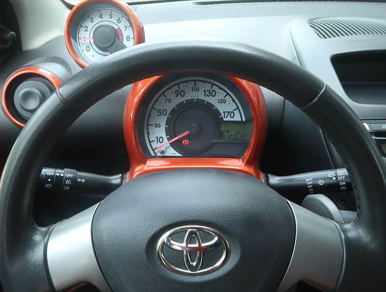 Toyota Aygo (2013) 1.0 VVT-i, Park. senzory - fotka 11 z 13