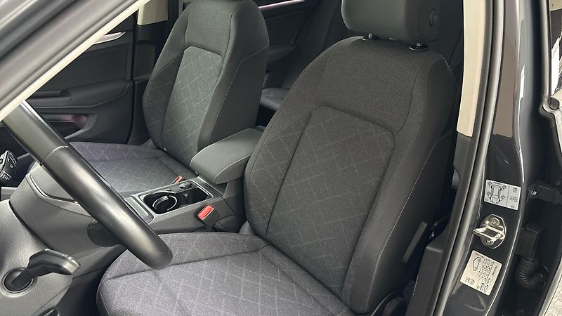 Volkswagen Golf 1.5 TSI Life Variant - fotka 15 z 26