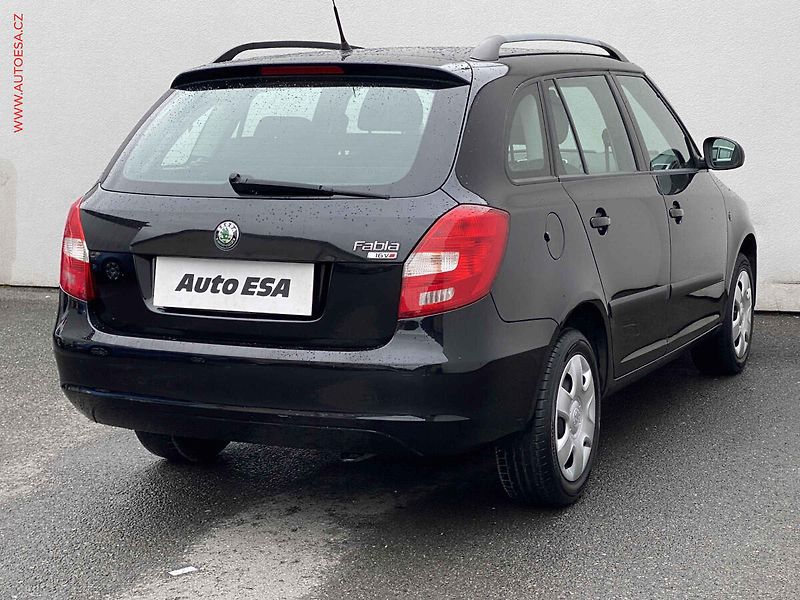 Škoda Fabia (2009) 1.6 16V, Ambiente, +kola - fotka 4 z 17