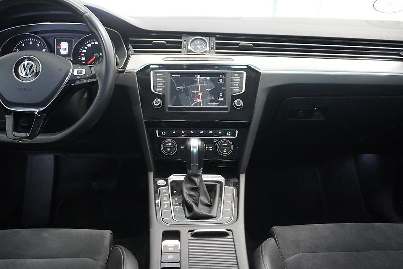 Volkswagen Passat 2.0TSi 165kW AUTOMAT - fotka 21 z 30