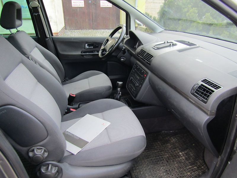 Seat Alhambra (2006) 2.0 TDI 103kW - fotka 27 z 34