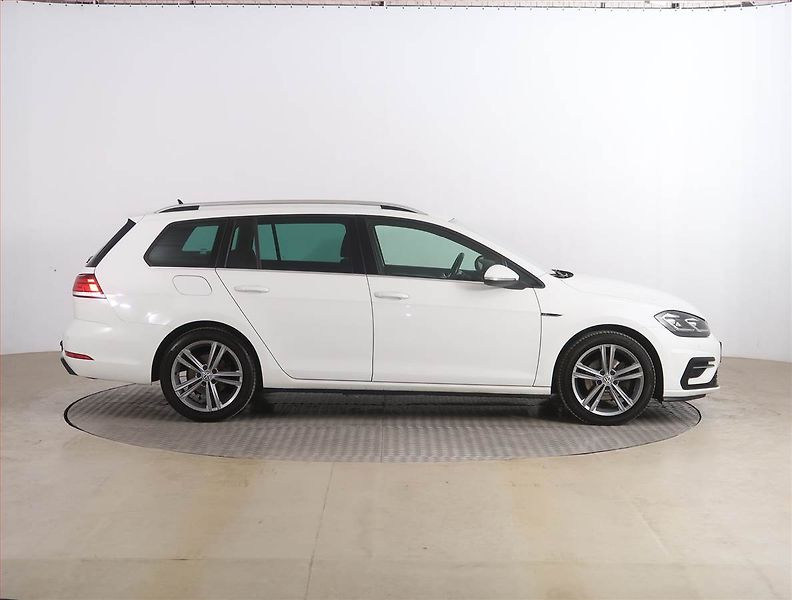 Volkswagen Golf (2020) R-Line 1.5 TSI, Automat, Kůže - fotka 6 z 20
