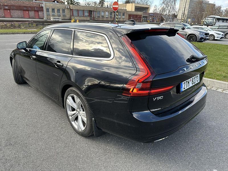 Volvo V90 (2021) B4/360KAM/H&K/TAŽNÉ/KŮŽE - fotka 2 z 10