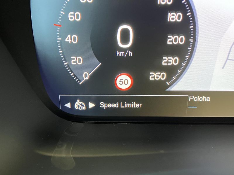 Volvo XC40 B4 Momentum Advance AT8 - fotka 27 z 41
